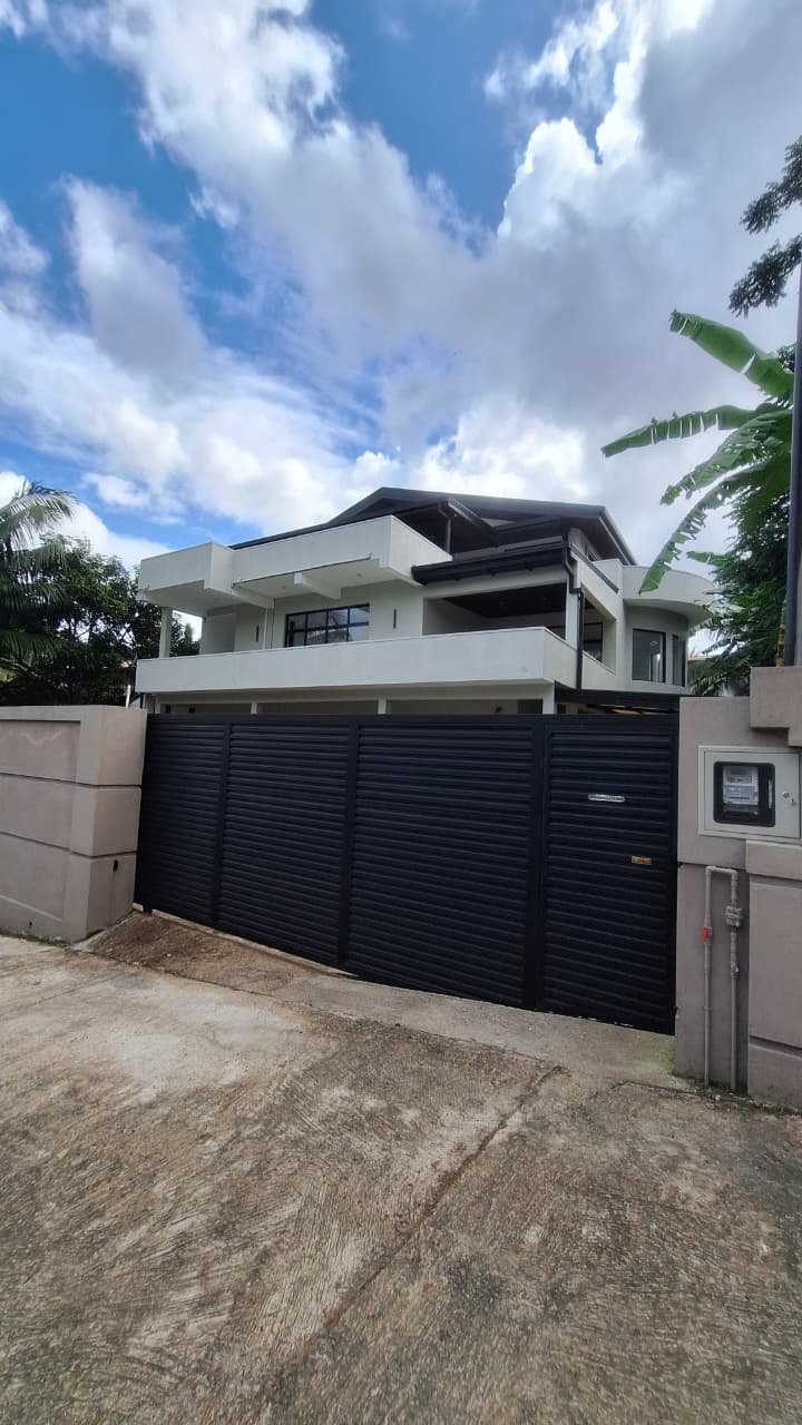 Private Three-Storey Luxury Residence photo 2